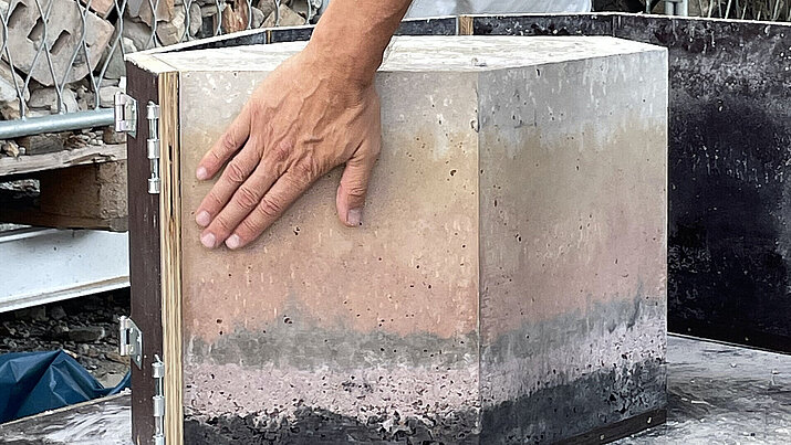 Foto des Kunstwerks STRATAPARK - prototype, Recycelter Beton, hergestellt aus dem mineralischen Erbe des Spreeparks (Ziegel, Beton, Asphalt, vor Ort gefundene Natursteine wie Granit, Amphibolit, Gneis)